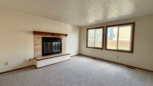 Building Photo - Move in Ready home on Piros
