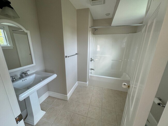 Foto del edificio - ***JUST REDUCED!!!*** - Marblehead Highlands Townhouse