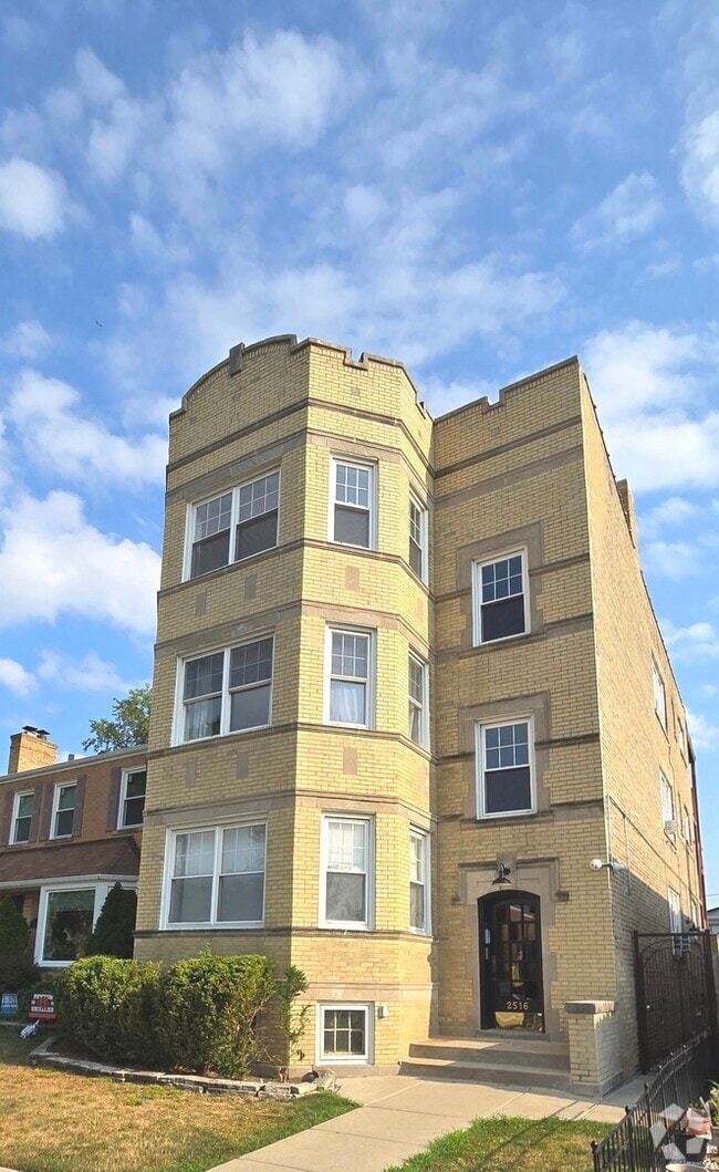 Building Photo - 2516 W Jarvis Ave