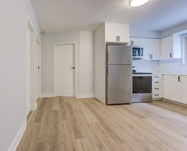 Building Photo - 639 Stirling Av S