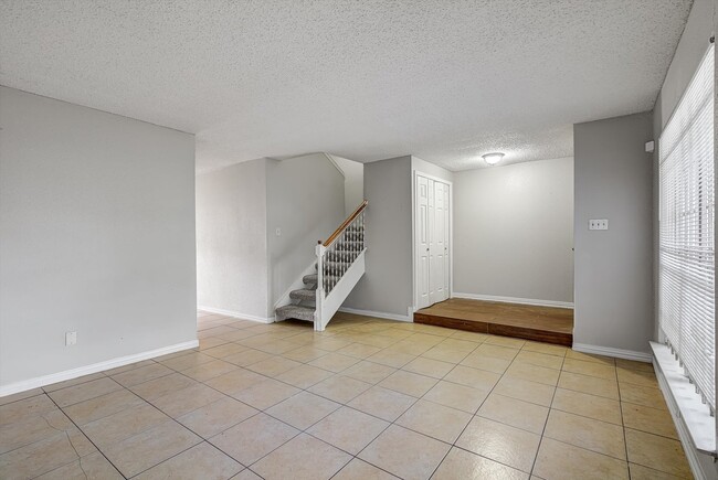 Foto del edificio - 5825 W Tidwell Rd