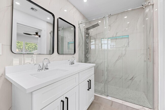 Foto del edificio - 12315 Barryknoll Ln