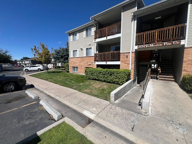 Foto del edificio - 857 Meadow Pine Ct
