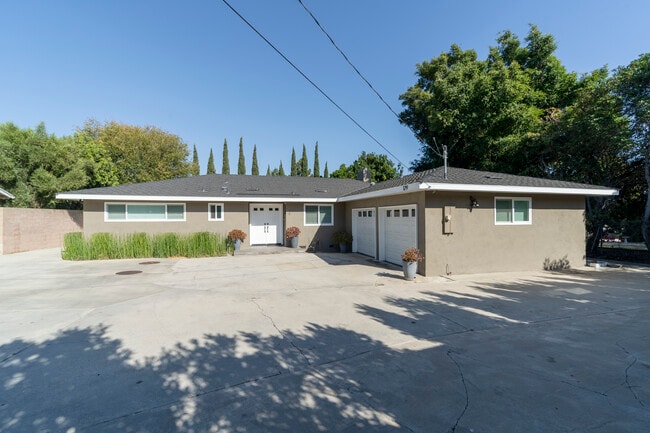 Building Photo - 129 E Loop Dr