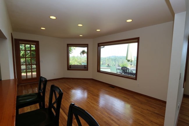 Building Photo - Spectacular house overlooking the Elwha