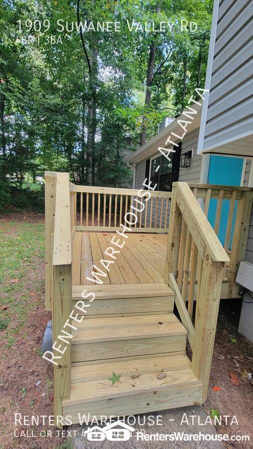 Building Photo - Renovated Split Level 4 Bedroom home in La...