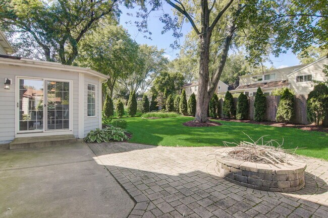 Building Photo - 1421 Briarwood Dr