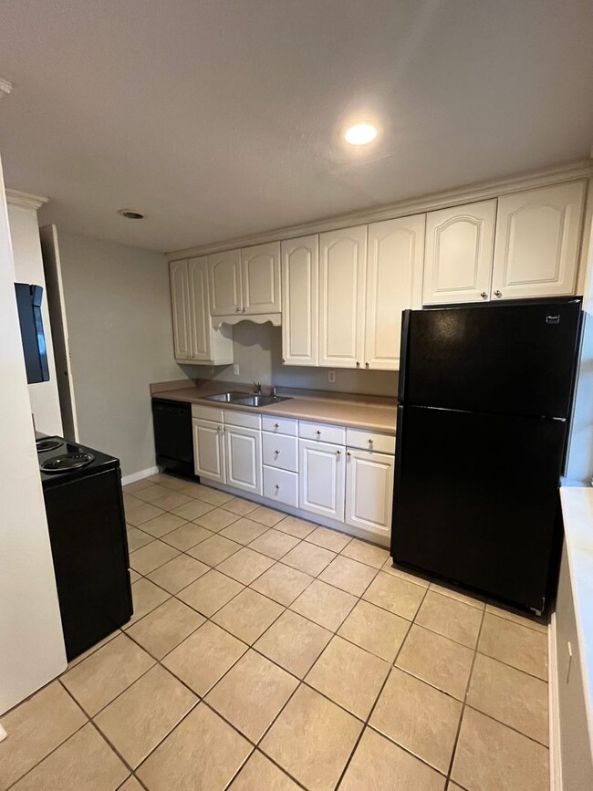 Building Photo - 2-Bedroom Condo – Walk or Bike to Campus!