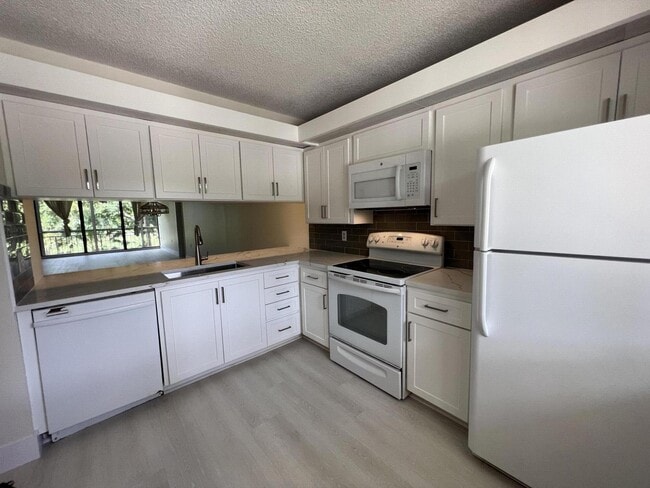 Building Photo - 6169 Balboa Cir
