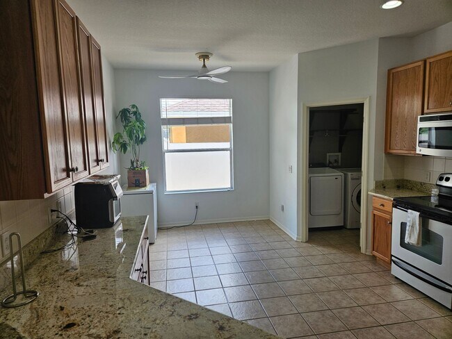 Foto del edificio - "Move in with a 12-month lease starting No...