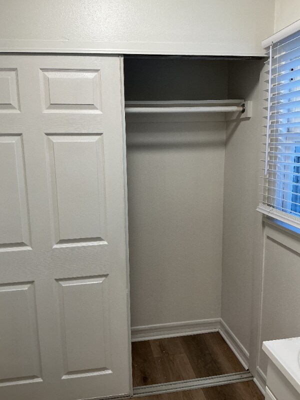 Foto del edificio - 324 E Broadway