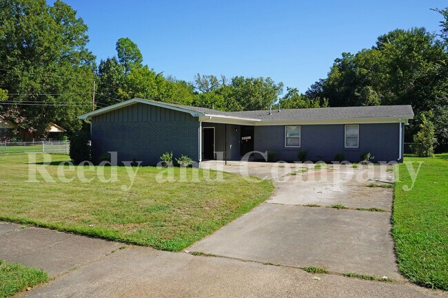 Building Photo - 1631 Gowan Dr