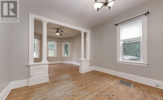 Photo du bâtiment - 264-264 Mississaga St W
