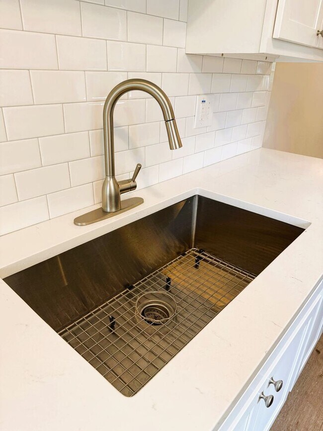 Foto del edificio - Fully Rehabbed 3 bedroom, 1 bathroom Renta...