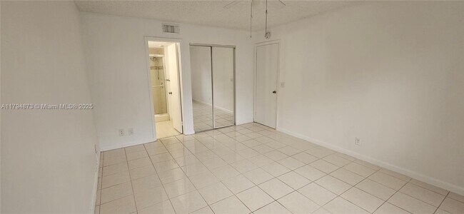 Foto del edificio - 9001 Wiles Rd