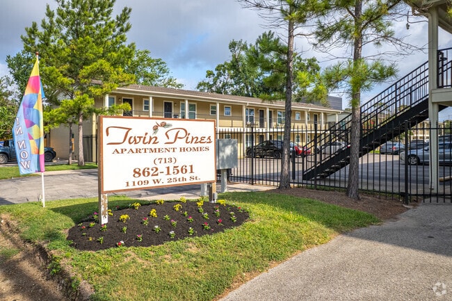 Building Photo - Twin Pines