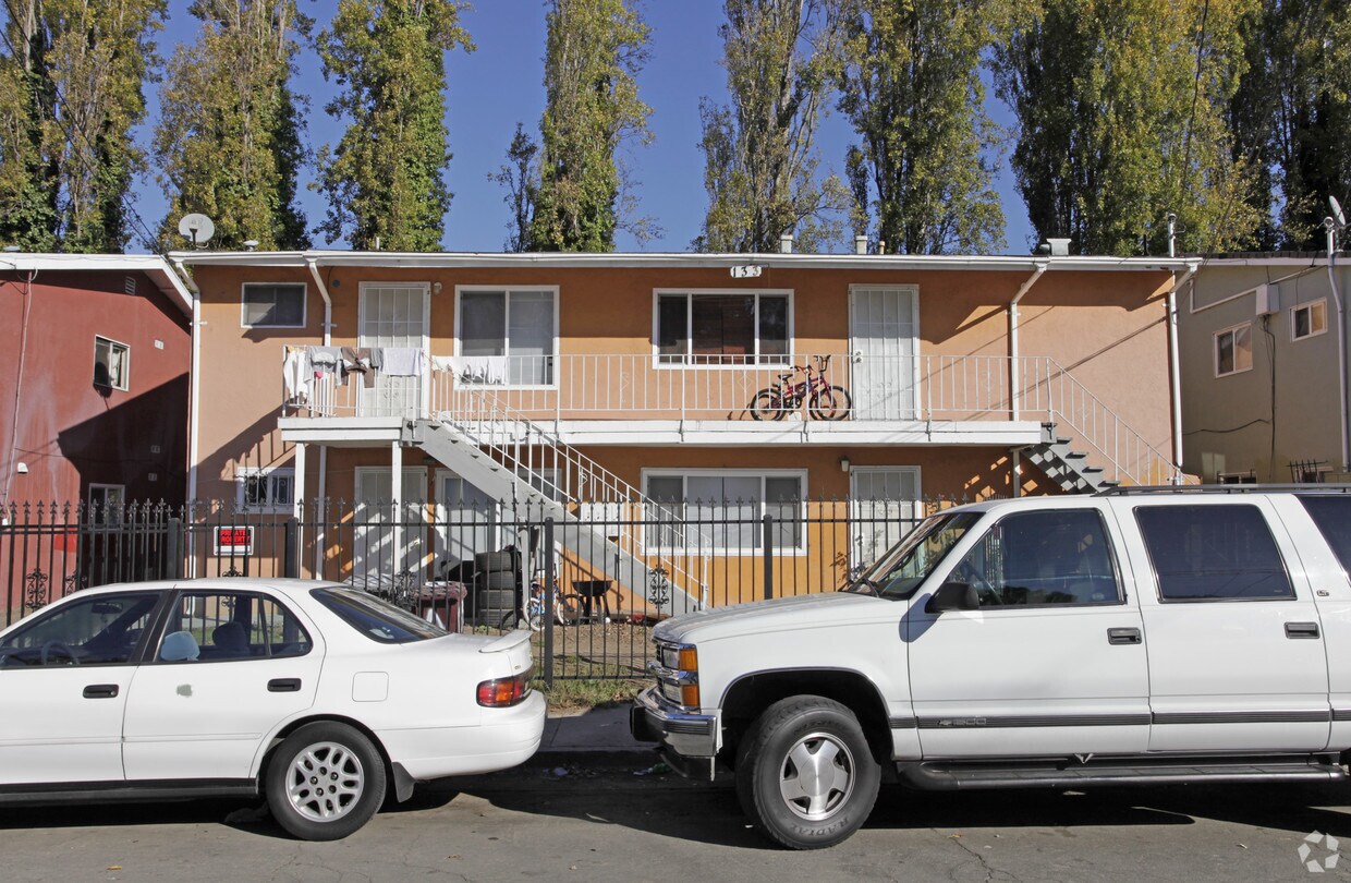 Foto del edificio - 133 Catron Dr