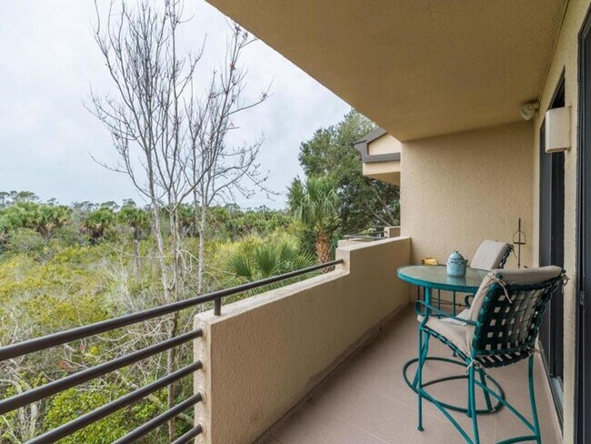 Foto del edificio - Beautiful Spinnakers Reach Condo