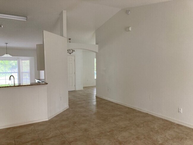 Building Photo - Stylish 3/2/2 with screened in porch, gran...