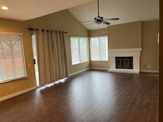 Sala de estar y chimenea - 16285 Barbee St