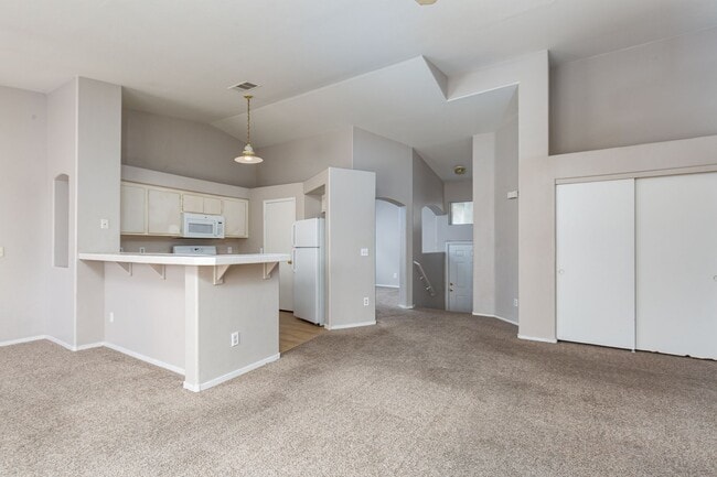 Foto del edificio - Two bedroom with two car garage in gated c...