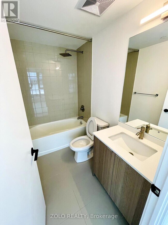 Photo du bâtiment - 840-840 St Clair Ave W
