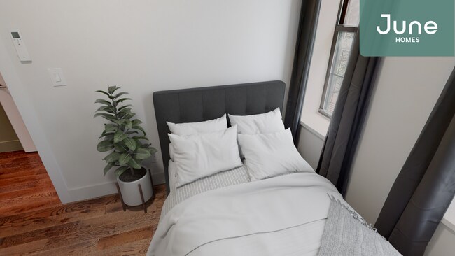Building Photo - Queen room in 3-bed/1.5-bath Home