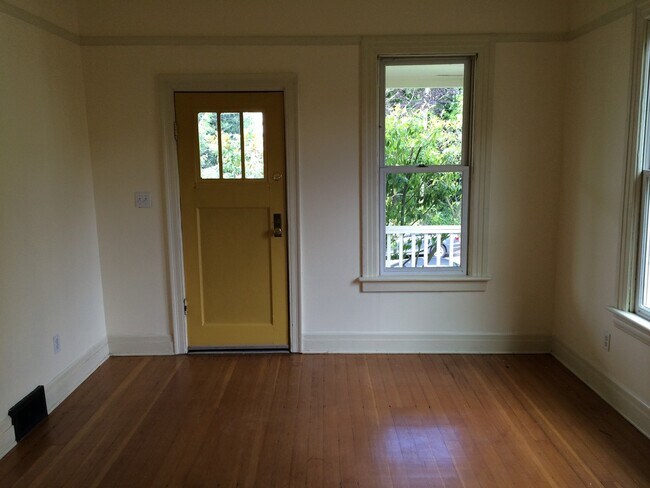 Foto del edificio - Quintessential 2 Bedroom House in Coveted ...
