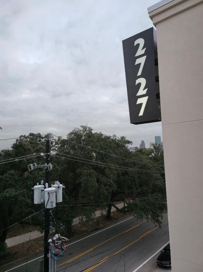 Building Photo - 2727 Houston Ave