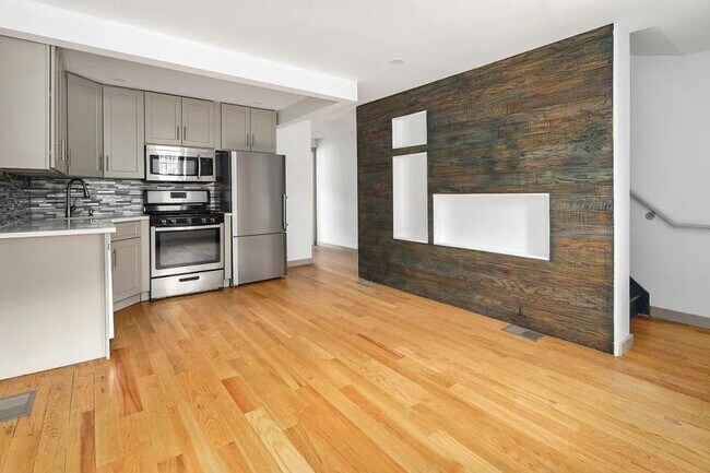 Foto del edificio - 3 bedroom in Brooklyn NY 11233