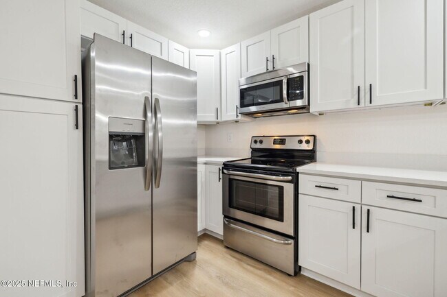 Building Photo - 2636 Sunnyside Dr