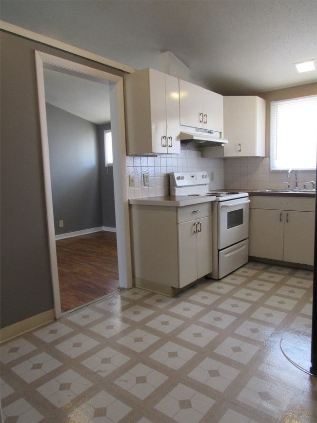 Building Photo - 714 Banner Circle