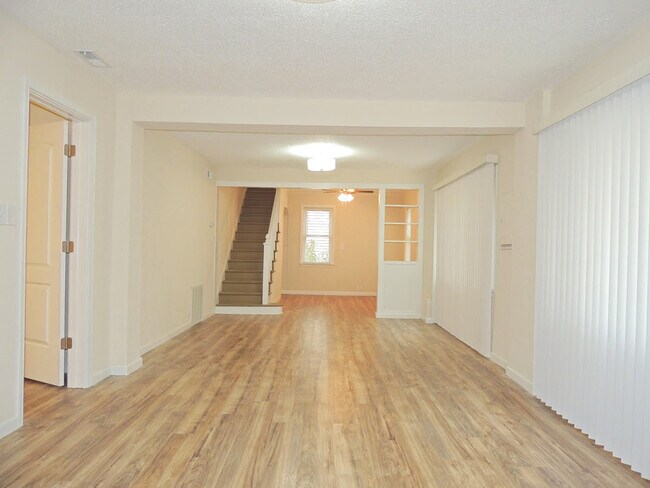 Foto del edificio - 3 Bed - 1.5 Bath Bungalow for Rent in Eastlake | Enchanting!