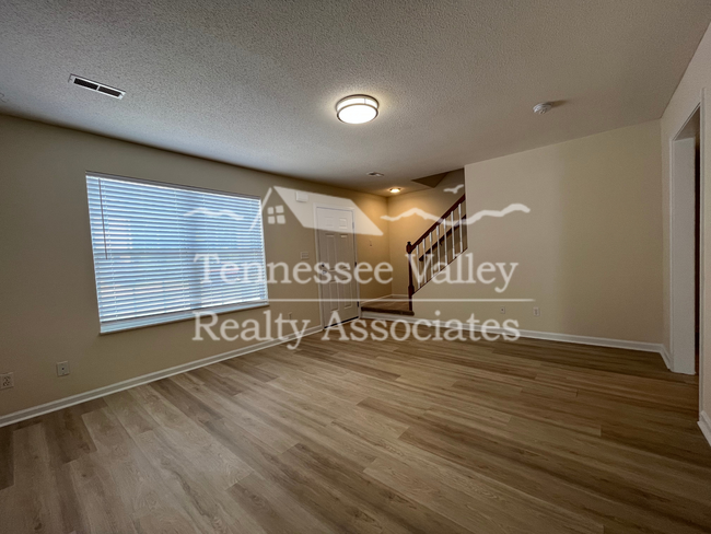 Building Photo - MOVE IN READY! Charming 2 bed, 1.5 bath to...