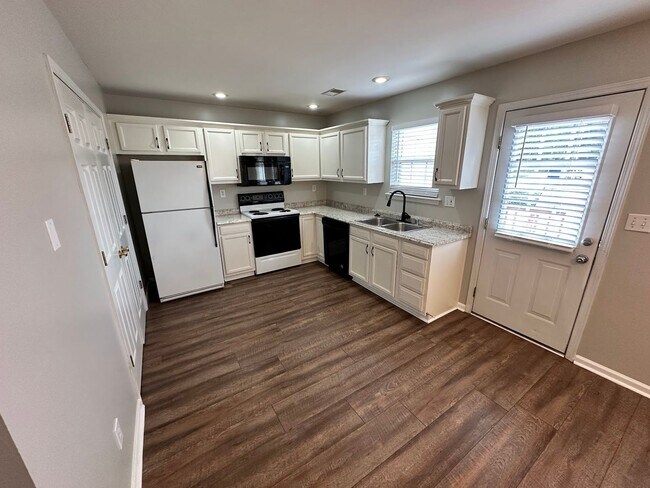 Building Photo - Lovely 2-Bedroom, 1.5-Bath Townhome in a Desirable Hamburg Location!