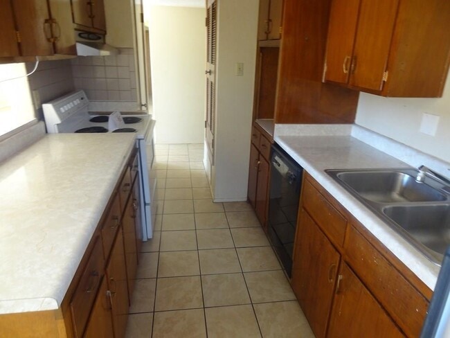 Building Photo - 9752 Blue Wing Dr