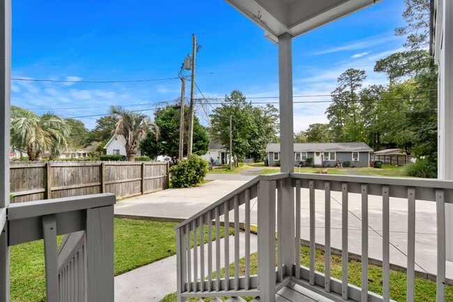Building Photo - End unit of a Triplex within walking dista...