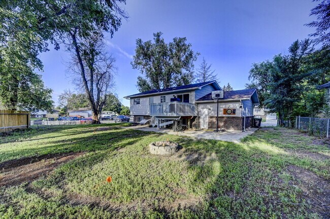 Building Photo - Charming 3-Bed Home with Bonus Room, Firep...