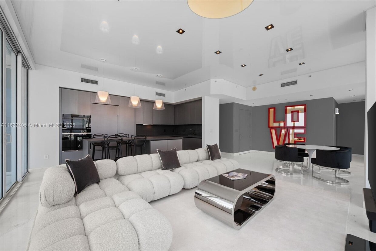 Foto principal - 50 South Pointe Dr