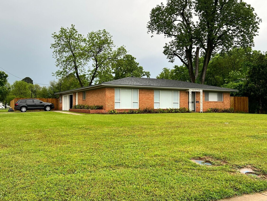Primary Photo - Large and in the heart of Bossier...