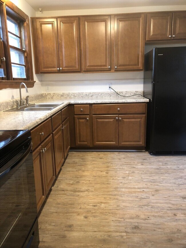 Foto del edificio - Updated 4 Bedroom Cape in Randolph Availab...