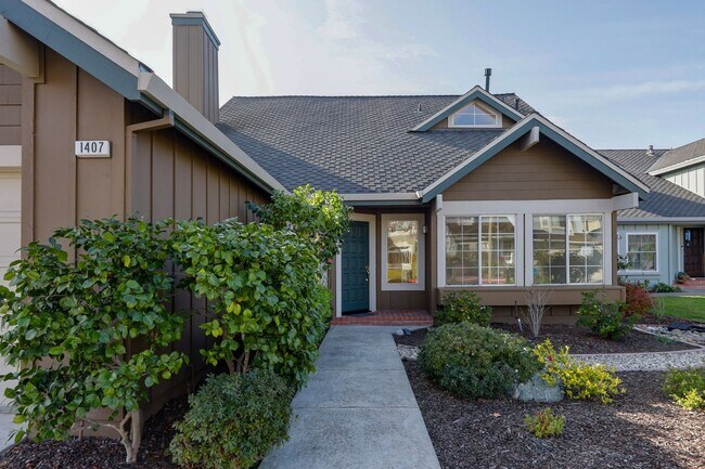 Foto del edificio - 3 Bed / 3 Bath single family home with huge backyard in Foster City. YouTube tour!!