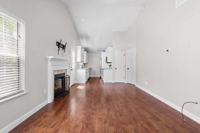 Photo - 303 Southcreek Dr House