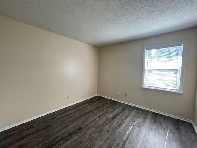 Foto del edificio - Lovely 2 Bedroom 1 Bath Duplex