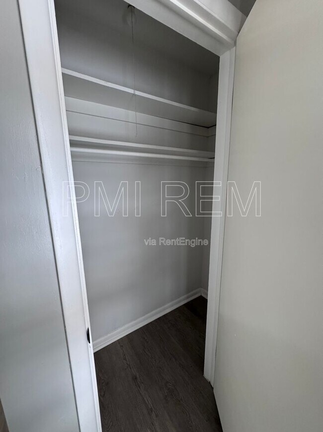 Foto del edificio - 128 S Miller Rd