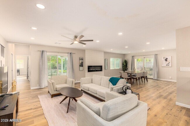 Foto del edificio - 5633 E Corrine Dr