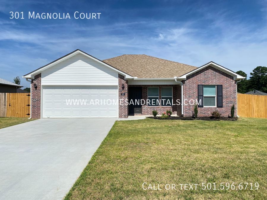 Foto principal - 301 Magnolia Court | $1695 | 3 beds, 1 bath