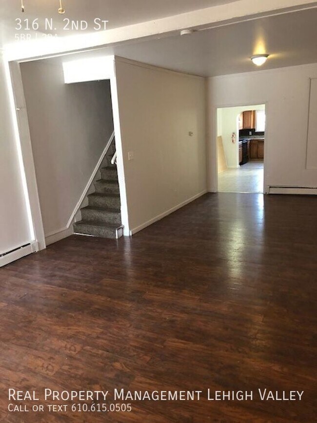 Foto del edificio - 5 Bedroom, 2 Full Bathroom Spacious Living