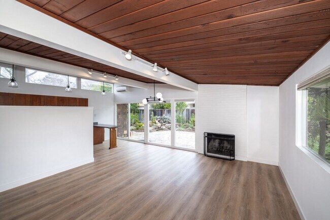 Foto del edificio - Newly Updated 4 Bed, 2 Bath Eichler w/ AC!