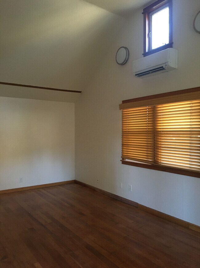 Livingroom/space - 2544 Kincaid St